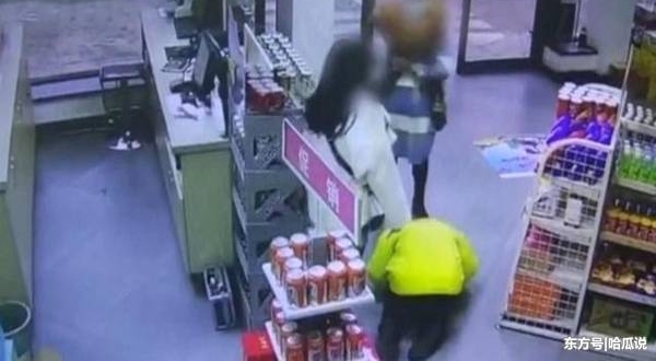 女司机在加油站加油时蹭了车漆,很生气,要求加油员跪下向她道歉