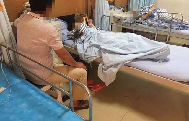 ��������һŮ�ӱ�һ���ӴӴ����������߽��������ǡ���