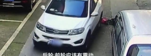 女童趴在路边玩气球,遭车碾压两次!小孩居然自己“爬起来了”