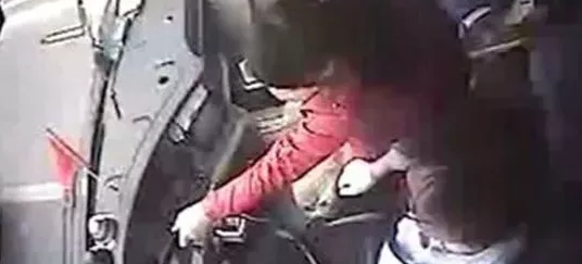 大巴上飞踹抢方向盘者当事人现身:这是应该做的