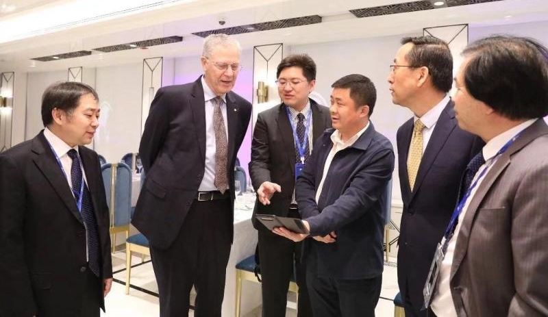 他俩为“全球最强大脑”们亲手设计了中国纪念品,背后有这样的深意