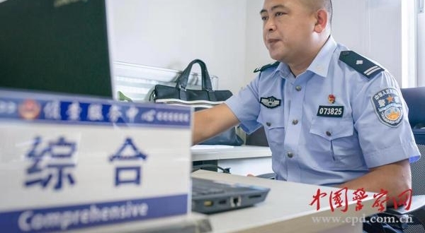 被嫌疑人驾车疯狂拖拽200余米仍不放手