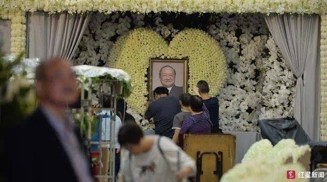 新闻早餐:广电限薪令落地,有明星不降薪要求换方式补偿损失