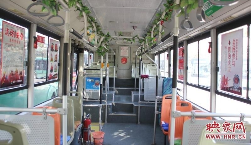 致敬最美逆行者 消防兵车长布置消防主题车厢