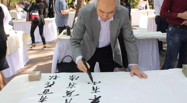 �ܶ���ʱ�������ż���ְ����ף�ĸ￪����ʮ�����黭��Ʒչ����