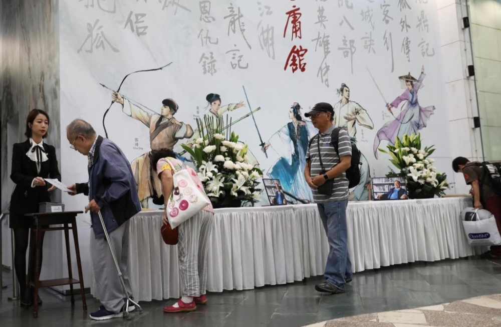 金庸丧礼在港举行 众多读者吊唁致敬
