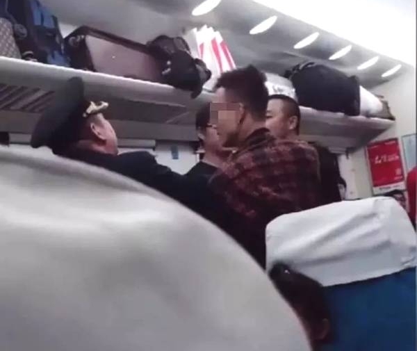 开往大连的火车上,无德男肆意抽烟,当着乘警面嚣张打骂制止者!