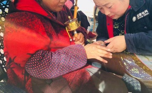 国网甘孜供电公司“双11”慰问孤寡老人