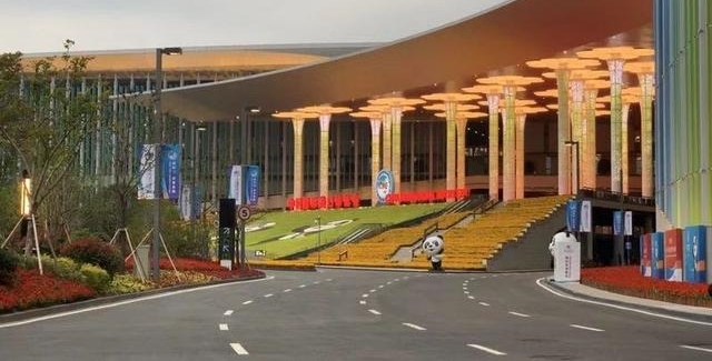 进博会首日,金记者带你感受现场的“高大上”!