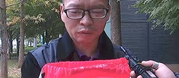 暖心!父亲握去世儿子照片跑马拉松 过终点后跪地痛哭