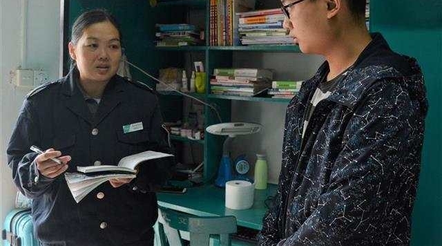 别人刷卡他们刷脸,800名学生她都能叫出名字,湖医这个宿管员记性了得