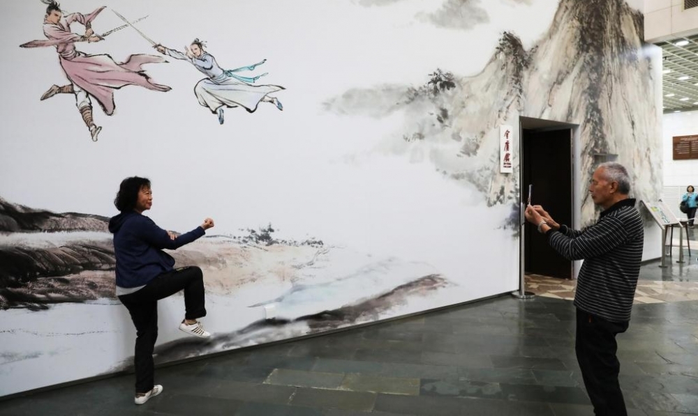 金庸丧礼在港举行 众多读者吊唁致敬