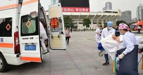 广东|跨城两地联动为重症老人搭建空中绿色生命通道!