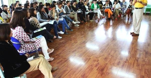 96岁杨振宁罕见发声,现场提一“尖锐问题”,让清华教授哑口无言