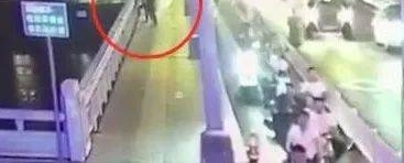 ��������һŮ�ӱ�һ���ӴӴ����������߽��������ǡ���