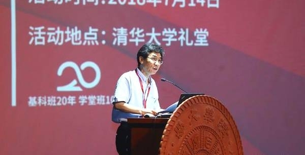 96岁杨振宁罕见发声,现场提一“尖锐问题”,让清华教授哑口无言
