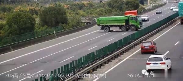 给客户送车途中没油了,男子在高速上任性倒车、掉头、逆行……