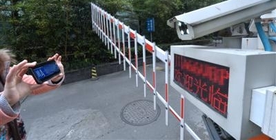 拍张车牌照就能打开小区停车道闸?4处里2处能打开