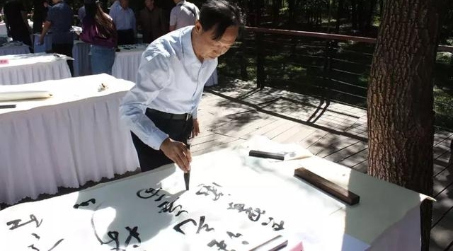 �ܶ���ʱ�������ż���ְ����ף�ĸ￪����ʮ�����黭��Ʒչ����