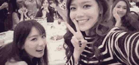 小姐姐寝室拍抖音,上铺美女抢镜,网友:糟了是心动的感觉!