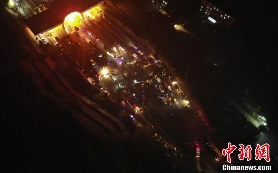 兰海高速车祸:重型货车刹车失灵 连撞收费站前26车