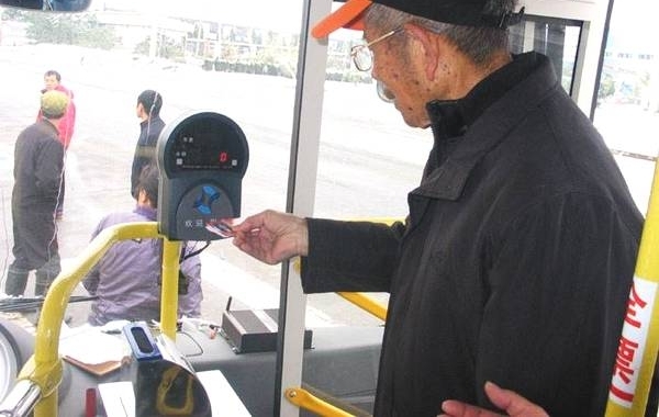 网友抱怨:老年卡就该取消 老年卡怎么就成了人们痛恨的点了呢