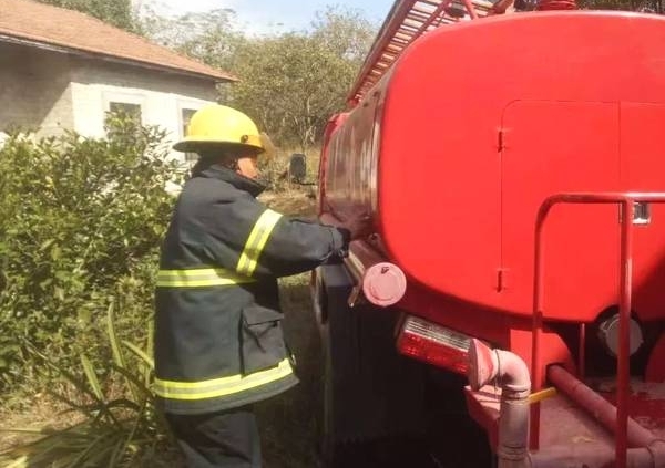 但店镇三小时内发生两起火灾,民警消防灭火忙