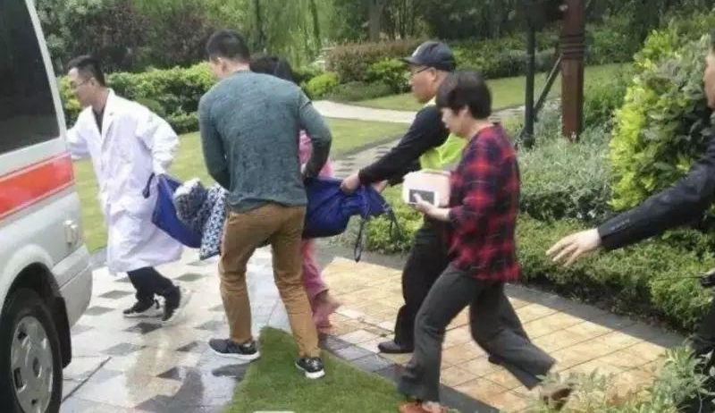 心痛!男孩单元楼之间连廊坠下!当时家长正在…