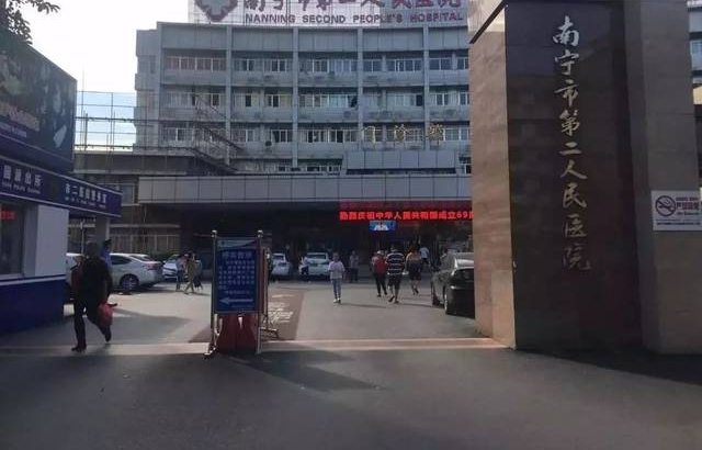 ��������һŮ�ӱ�һ���ӴӴ����������߽��������ǡ���