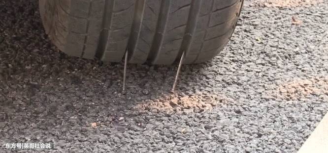 女子停车在小区里,20分钟后回来,看到轮胎有异常报警