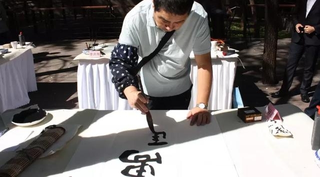 �ܶ���ʱ�������ż���ְ����ף�ĸ￪����ʮ�����黭��Ʒչ����