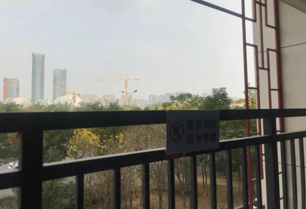 心痛!男孩单元楼之间连廊坠下!当时家长正在…