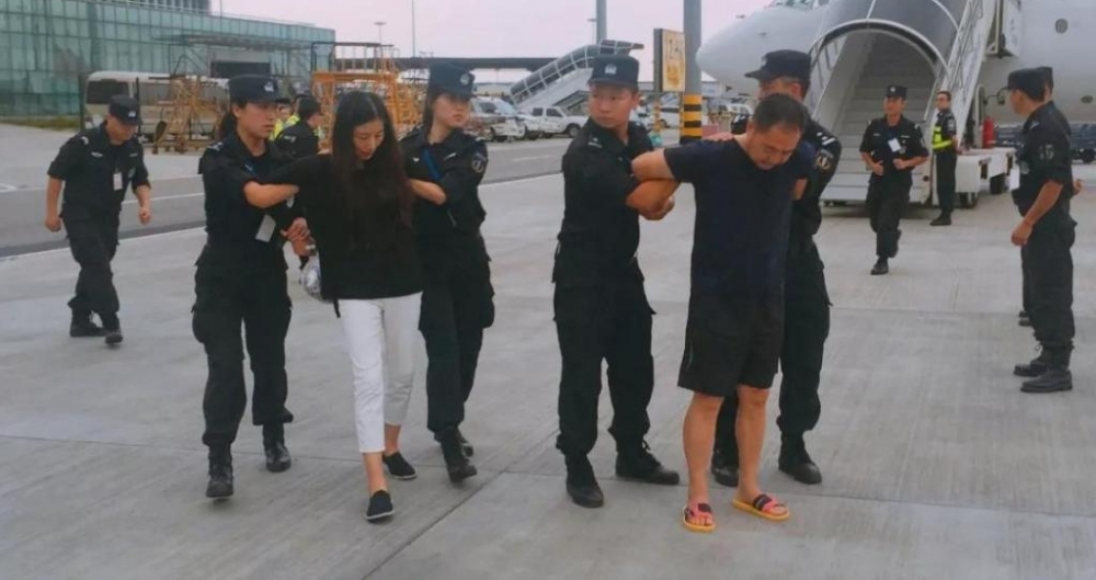 男子侵吞巨额公款携情妇逃亡21年 易容变声办假证