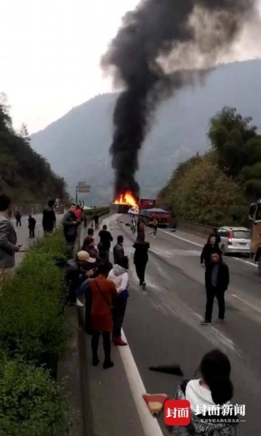 四川致7死车祸视频曝光:路面飞沙走石尘土飞扬