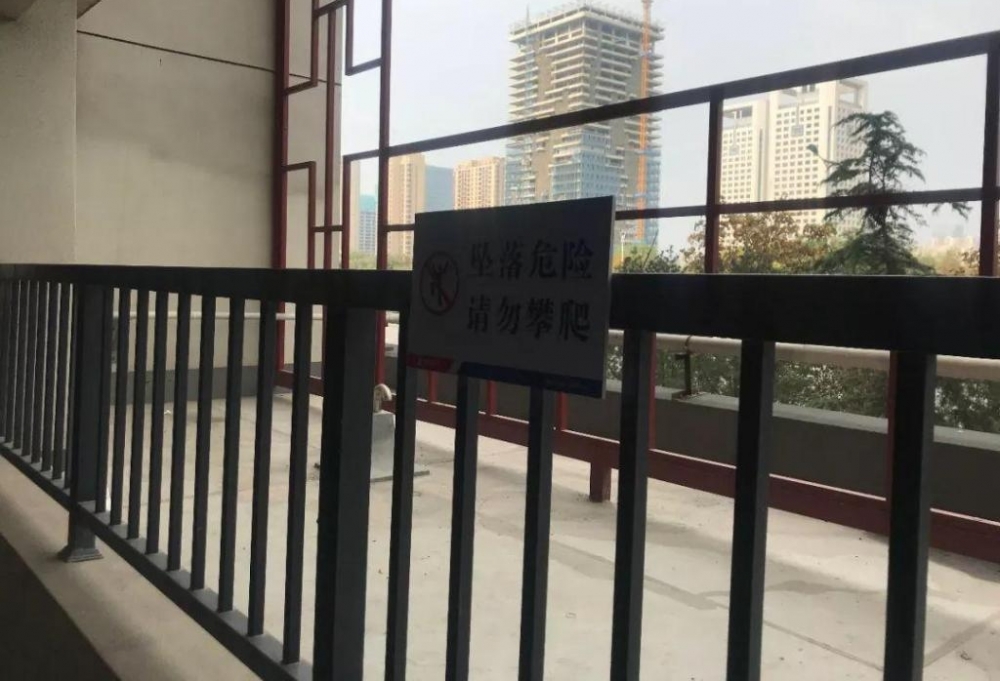 心痛!男孩单元楼之间连廊坠下!当时家长正在…