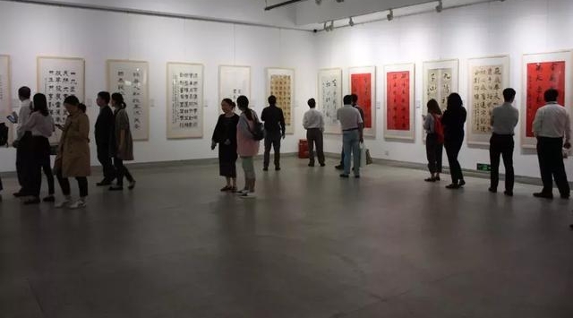 �ܶ���ʱ�������ż���ְ����ף�ĸ￪����ʮ�����黭��Ʒչ����