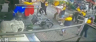 心痛!男孩单元楼之间连廊坠下!当时家长正在…