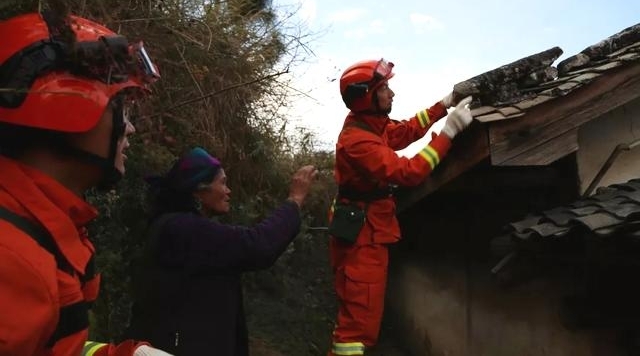 直击凉山森林消防转制后首次应急救援 退伍不褪色