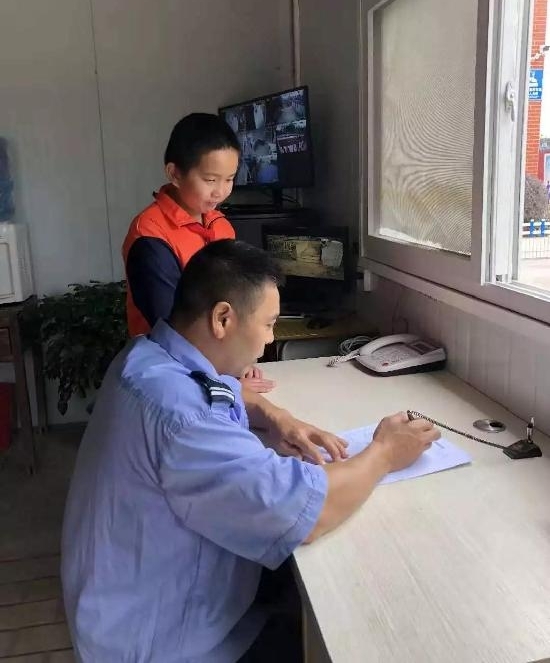 【暖新闻·江西2018】他是学生,而他是医生,他们捡到几百上千元现金后都是这样做的……