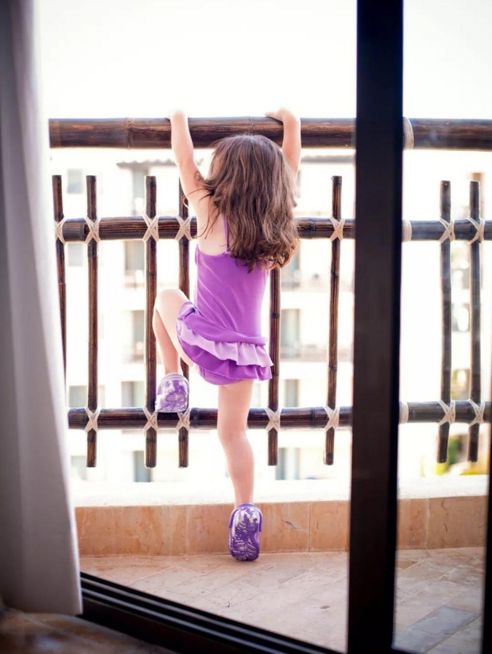 心痛!男孩单元楼之间连廊坠下!当时家长正在…