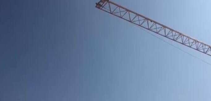 小伙讨1600工资未果爬30米塔吊 民警:我给你发