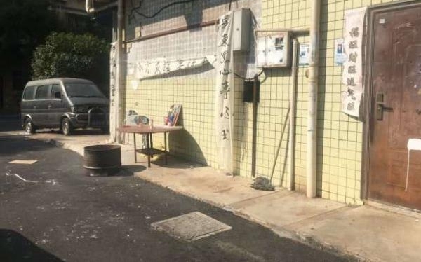 长沙俩小孩坠楼 家长:才知道防盗窗的底板没上锁