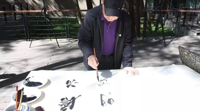 �ܶ���ʱ�������ż���ְ����ף�ĸ￪����ʮ�����黭��Ʒչ����