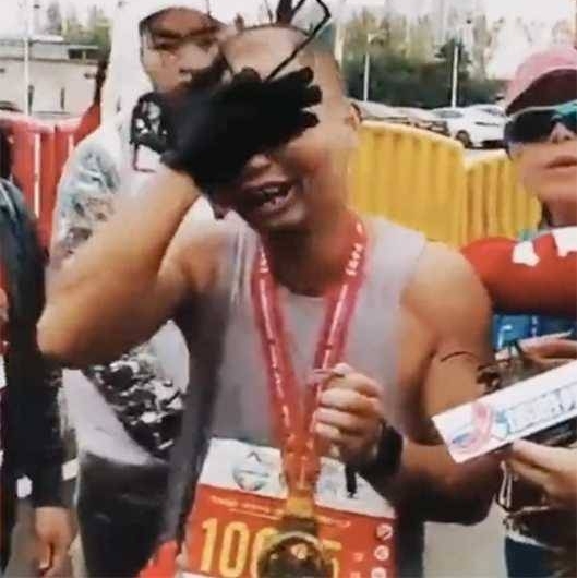 暖心!父亲握去世儿子照片跑马拉松 过终点后跪地痛哭