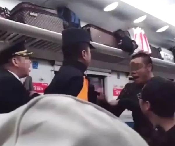 开往大连的火车上,无德男肆意抽烟,当着乘警面嚣张打骂制止者!