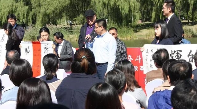 �ܶ���ʱ�������ż���ְ����ף�ĸ￪����ʮ�����黭��Ʒչ����