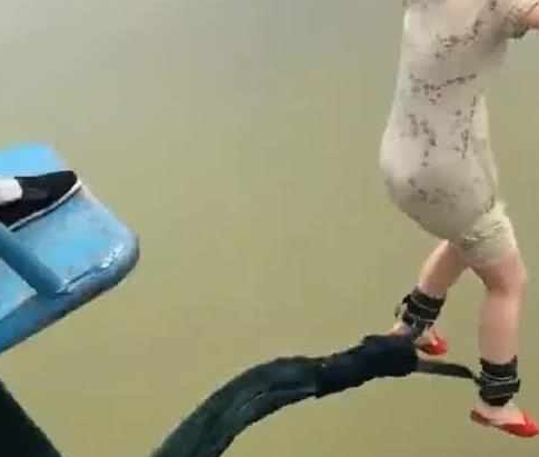 ����С��㴩ȹ�ӱļ��ߺ죬��ȹ���������������ֱ��������ݣ�