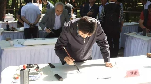 �ܶ���ʱ�������ż���ְ����ף�ĸ￪����ʮ�����黭��Ʒչ����