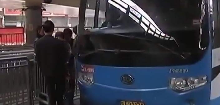 �����ϲ����뿪������ С��Ů����İ���˴��� �������ֶ���ѰŮͯ