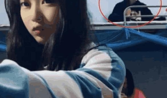 小姐姐寝室拍抖音,上铺美女抢镜,网友:糟了是心动的感觉!
